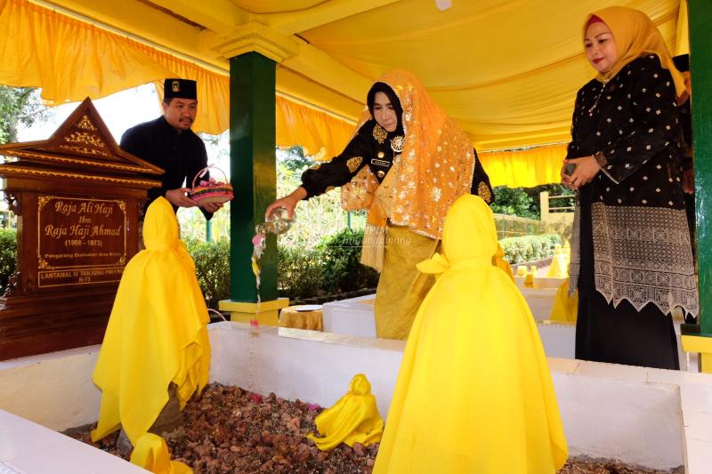 Hari Jadi Ke Tanjungpinang Rahma Ziarah Ke Makam Leluhur