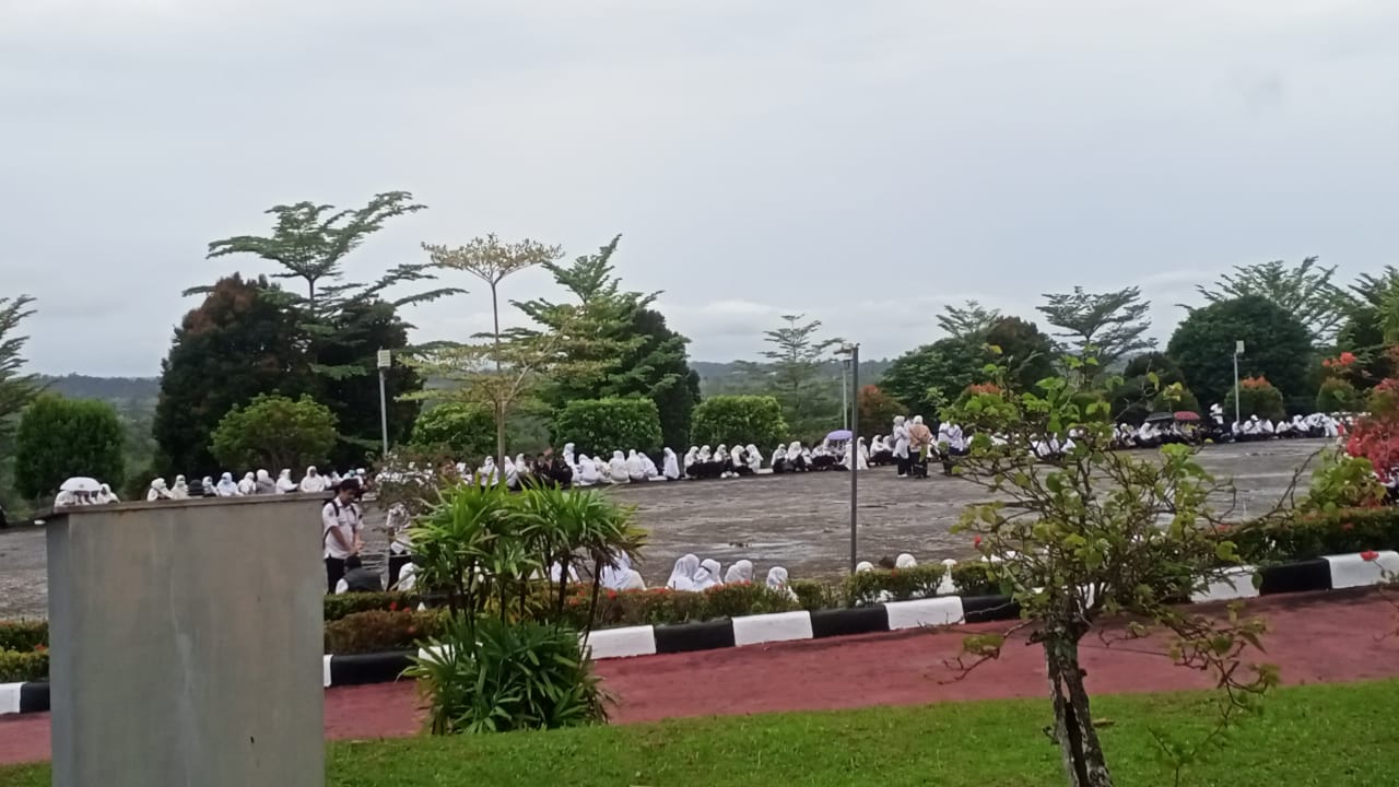 Ratusan nakes berkumpul di halaman depan Kantor Bupati Natuna 